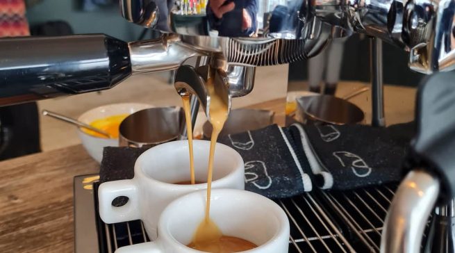 Kult-Getränk Kaffee: Espresso aus der Siebträger-Maschine. Foto: Machan