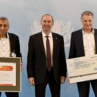 Bayerischer Energiepreis für den BSH-Standort in Dillingen: Projektleiter Aytekin Göksen, Wirtschaftsminister Hubert Aiwanger, Standortleiter Claus Köther.