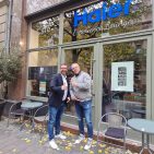 Trafen sich zum Branchen-Dialog in der Haier Experience Lounge in Frankfurt: Roger Schäfer (r.) und Martin Wolf von der Bielefelder EK. Fotos: M. Machan