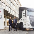 Michael Geisler, Geschäftsführer von Electrolux in Deutschland (rechts) und Michael Przybyl, Logistics Market Manager (links) bei Electrolux vor einem neuen E-Truck des schwedischen Unternehmens Einride.