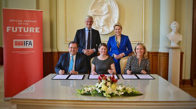 Die Tinte der Unterschriften ist getrocknet: Berlin und die IFA gehören auch in den nächsten zehn Jahren zusammen.