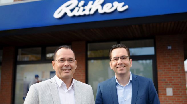 „Die Zukunft beginnt jetzt und wir wollen ganz vorn mit dabei sein“, Oliver Dassinger (r.). Links im Bild: Dennis Thrun, der sich bei Rüther um das Thema „Erneuerbare Energien“ kümmern wird.