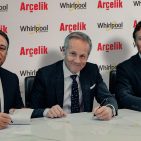 Es ist vollbracht (v.l.n.r.): Fatih Kemal Ebiçlioğlu (Consumer Durables Group President of Koç Holding), Marc Bitzer (CEO Whirlpool Cooperation) und Hakan Bulgurlu, CEO Arçelik).