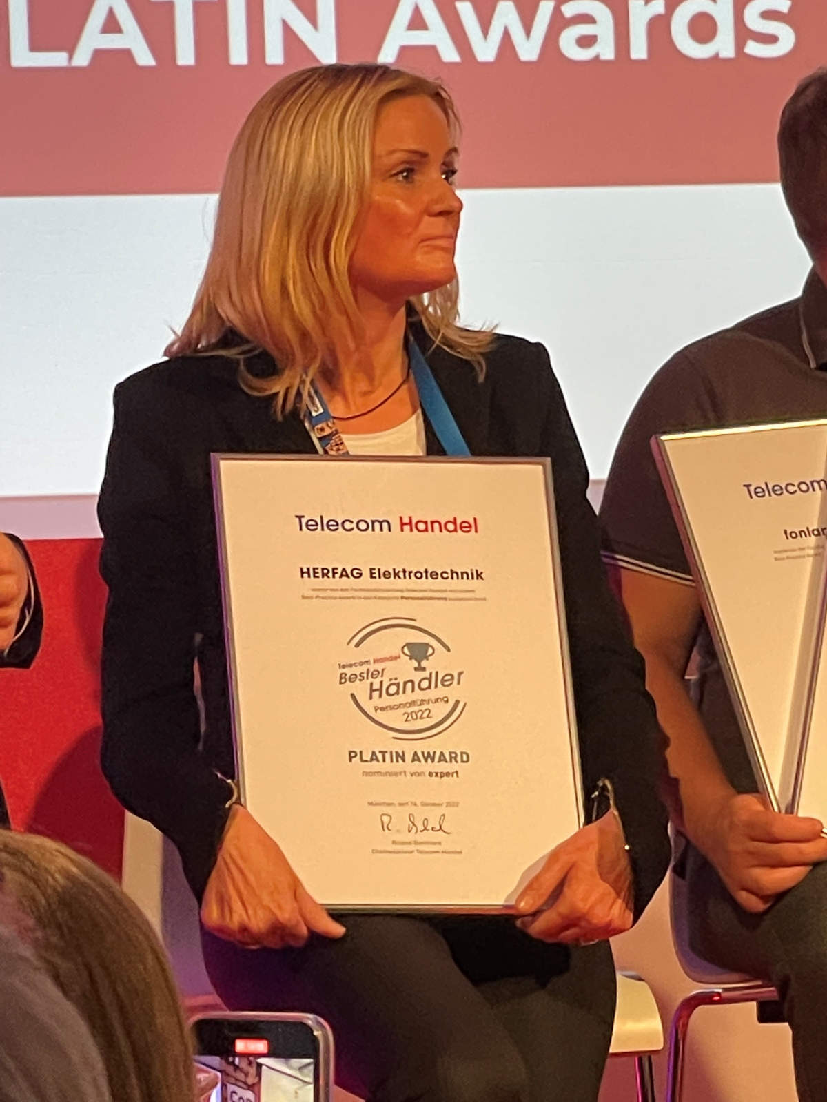 Verdiente Auszeichnung: Anja Maucher freut sich über den Telecom Handel Best Practice Award.