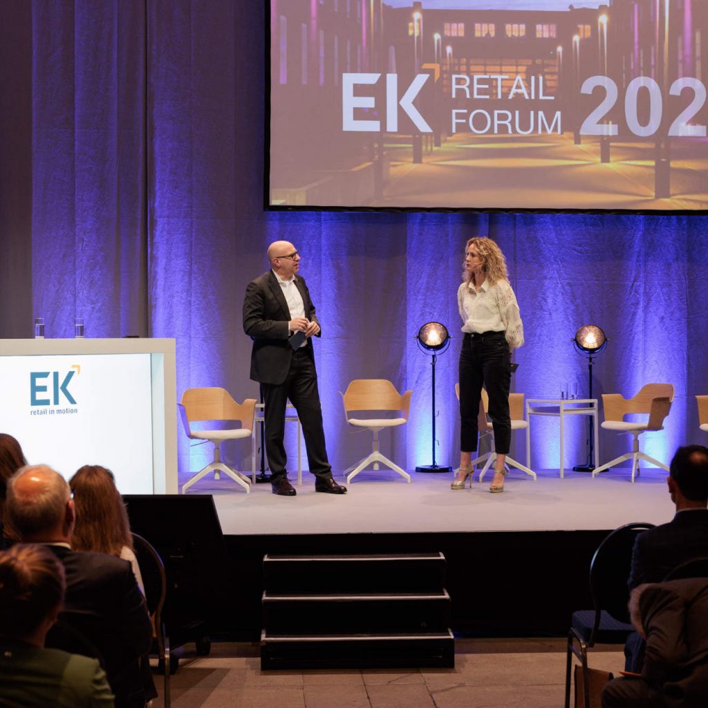 EK CEO Martin Richrath im Dialog mit der ESG-Projektverantwortlichen der EK, Mariska Schennink.