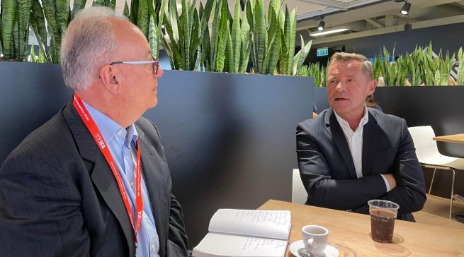 Da war er noch CEO für Haier DACH: Thomas Wittling (r.) im Gespräch mit infoboard.de Chefredakteur Matthias M. Machan auf der IFA im vergangenen Jahr. 