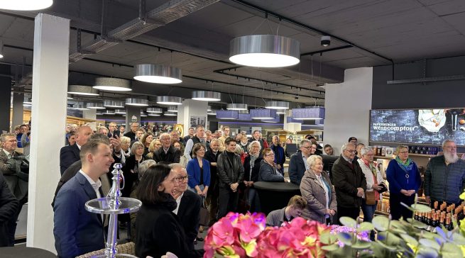 Rüther rief – und (scheinbar) fast ganz Papenburg kam: Viele Gäste erschienen, um mit dem Rüther Team zu feiern. Fotos: EK, Machan