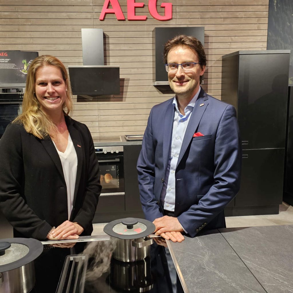 Freuten sich über den gelungenen Auftakt: Michael Geisler (Geschäftsführer Electrolux Hausgeräte) und Nina Wünsch, Marketingleiterin für Deutschland und Österreich. 