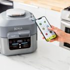 Mahlzeiten in 15 Minuten: Speedi – Rapid Cooking System & Heißluftfritteuse von Ninja, mit Onlinerezeptgenerator.