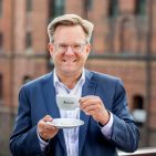 „Die Zubereitung mit einem Knopfdruck, das frische Mahlen von Kaffeebohnen – das werden die Kaffee-Trends im Jahr 2023 sein“, Holger Preibisch, Hauptgeschäftsführer des Deutschen Kaffeeverbandes. Fotos: Deutscher Kaffeeverband
