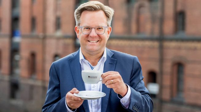 „Die Zubereitung mit einem Knopfdruck, das frische Mahlen von Kaffeebohnen – das werden die Kaffee-Trends im Jahr 2023 sein“, Holger Preibisch, Hauptgeschäftsführer des Deutschen Kaffeeverbandes. Fotos: Deutscher Kaffeeverband