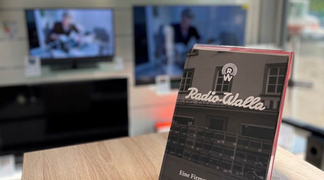 Das Buch „Radio-Walla – Eine Firmengeschichte in Bildern“ hat Jens Waller von seiner Mutter zur Neueröffnung geschenkt bekommen. Jens Waller: „Es war ein sehr emotionaler Moment für mich.“