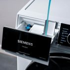 Tipps zur Waschmitteldosierung von der Initiative Hausgeräte+ (Foto: Siemens).