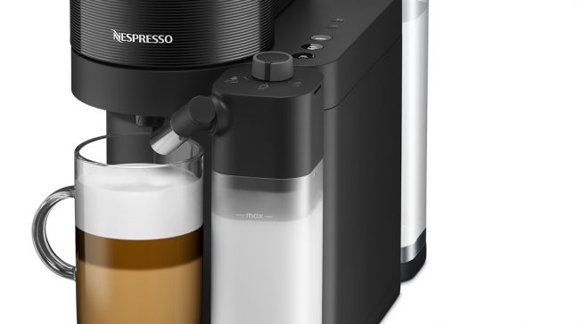 Nespresso Kaffeemaschine Vertuo Lattissima bereitet natürliche Crema.