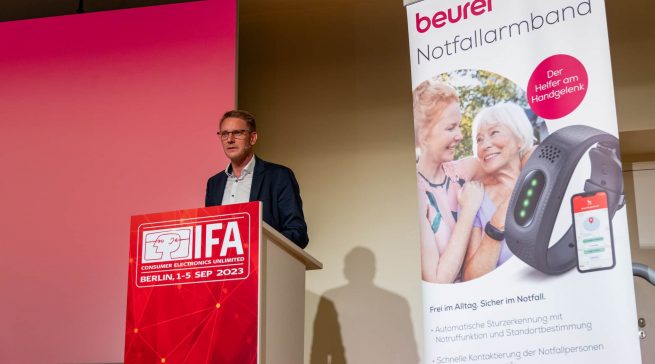 Für einen Moment war der IFA-Spirit früherer Veranstaltungen zurück: Beurer Geschäftsführer Sebastian Kebbe präsentierte das neue Notfallarmband.