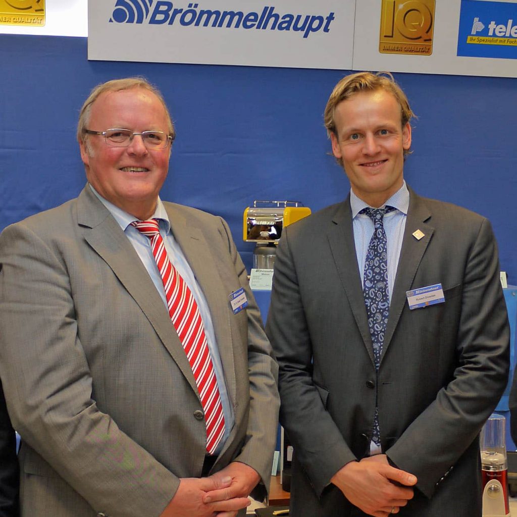 Robert Drosdek (r.) übernahm von seinem Vater Dr. Ernst-Dieter Drosdek (l.) am 1. April 2017 das Ruder beim Fachgroßhändler Brömmelhaupt.