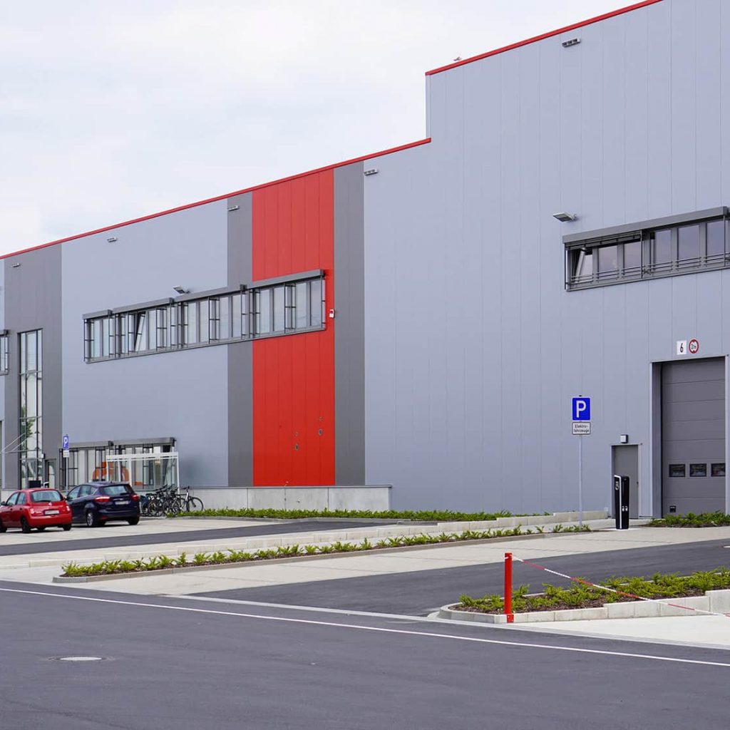 Eine Nummer zu groß? Das Brömmelhaupt-Logistikzentrum im „LogPlaza“ eröffnete zu Jahresbeginn 2021.