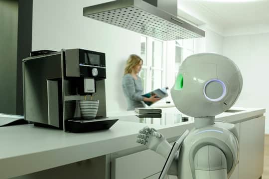 Für die meisten ist ein Roboter in den eigenen vier Wänden noch Zukunftsmusik – in einem digitalSTROM Smart Home ließ sich bereits 2020 über den humanoiden Roboter Pepper bequem ein Siemens EQ.9 Kaffee-Vollautomat bedienen.