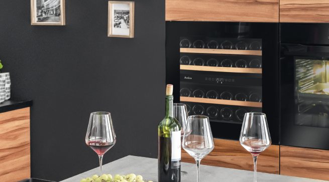 Amica Weinkühlschrank WK 341 215 S mit 3 Holzlagerböden.