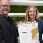 Urkundenübergabe: Florian Scholzen (Plus X Award), Kerstin Glanzer (Beurer).