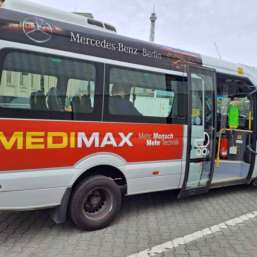 Bitte einsteigen: Medimax war auf dem Messegelände beim Shuttle-Service prominent vertreten.