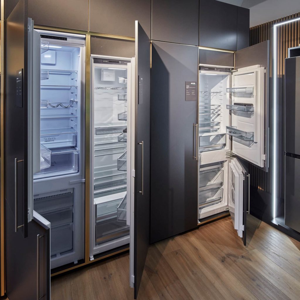 Mit einer neuen 194cm hohen Kühl-Gefrierkombination schafft Gorenje zusätzlichen Raum in der Einbaunische.
