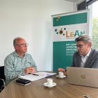 Boris Hedde (r.), Geschäftsführer des IFH Köln, im Gespräch mit Chefredakteur Matthias M. Machan (l.)