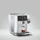 Dank der neuen Jura J8 twin ist jetzt Schluss mit „Entweder-Oder“: Kaffeekenner können ab sofort unterschiedliche Sorten oder Blends aus einer Maschine genießen.