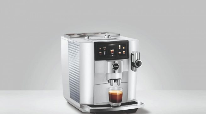Dank der neuen Jura J8 twin ist jetzt Schluss mit „Entweder-Oder“: Kaffeekenner können ab sofort unterschiedliche Sorten oder Blends aus einer Maschine genießen.