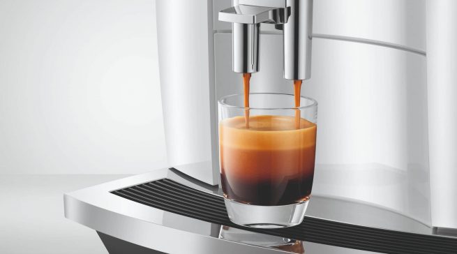 Die E8 von Jura kreiert hervorragende Kaffeeresultate.