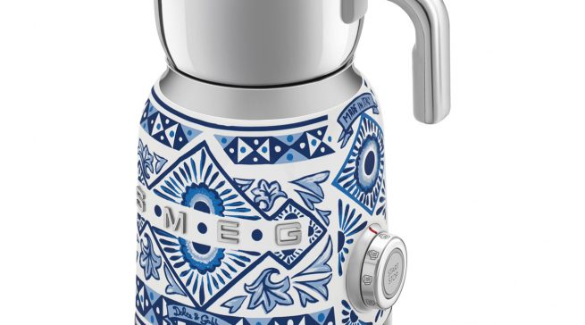 Smeg Milchaufschäumer Blu Mediterraneo erwärmt Milch bis zu 500 ml.