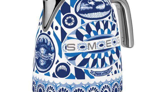 Smeg Wasserkocher Blu Mediterraneo mit mit Majolika-Motiven.