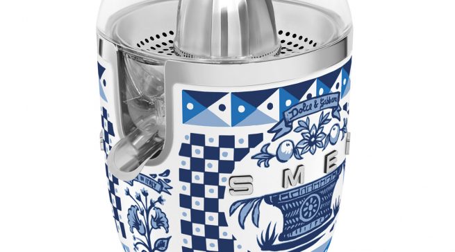 Smeg Zitruspresse Blu Mediterraneo mit Majolika-Motiven.