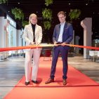 Eröffnet! Nina Wünsch und Michael Geisler durchschneiden das rote Band für das neue „Home of AEG“. Fotos: AEG, G. Wagner