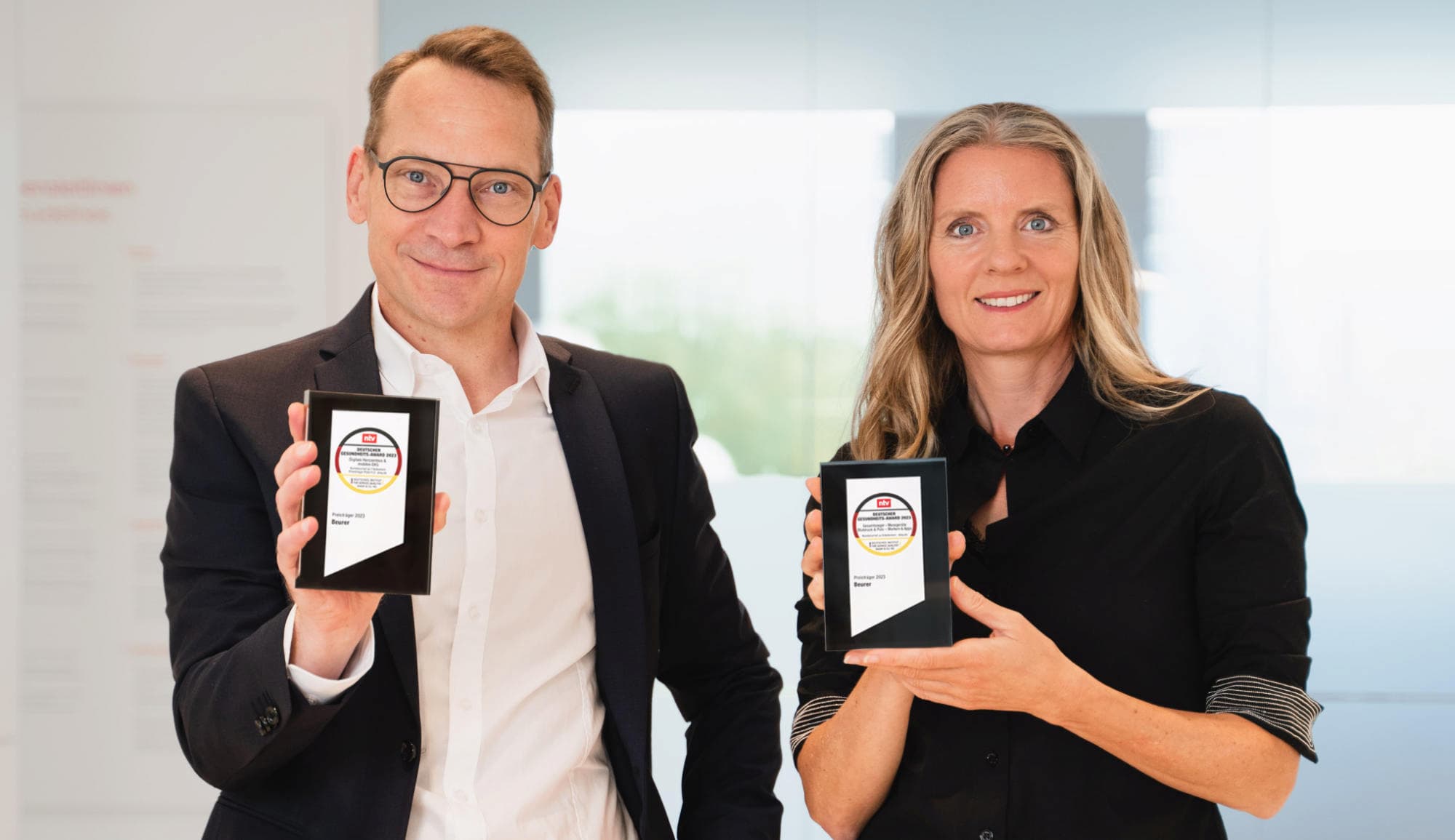 Marketingleiterin Kerstin Glanzer und Medical-Vertriebsleiter Kilian Kufner nahmen den Gesundheits-Award entgegen.