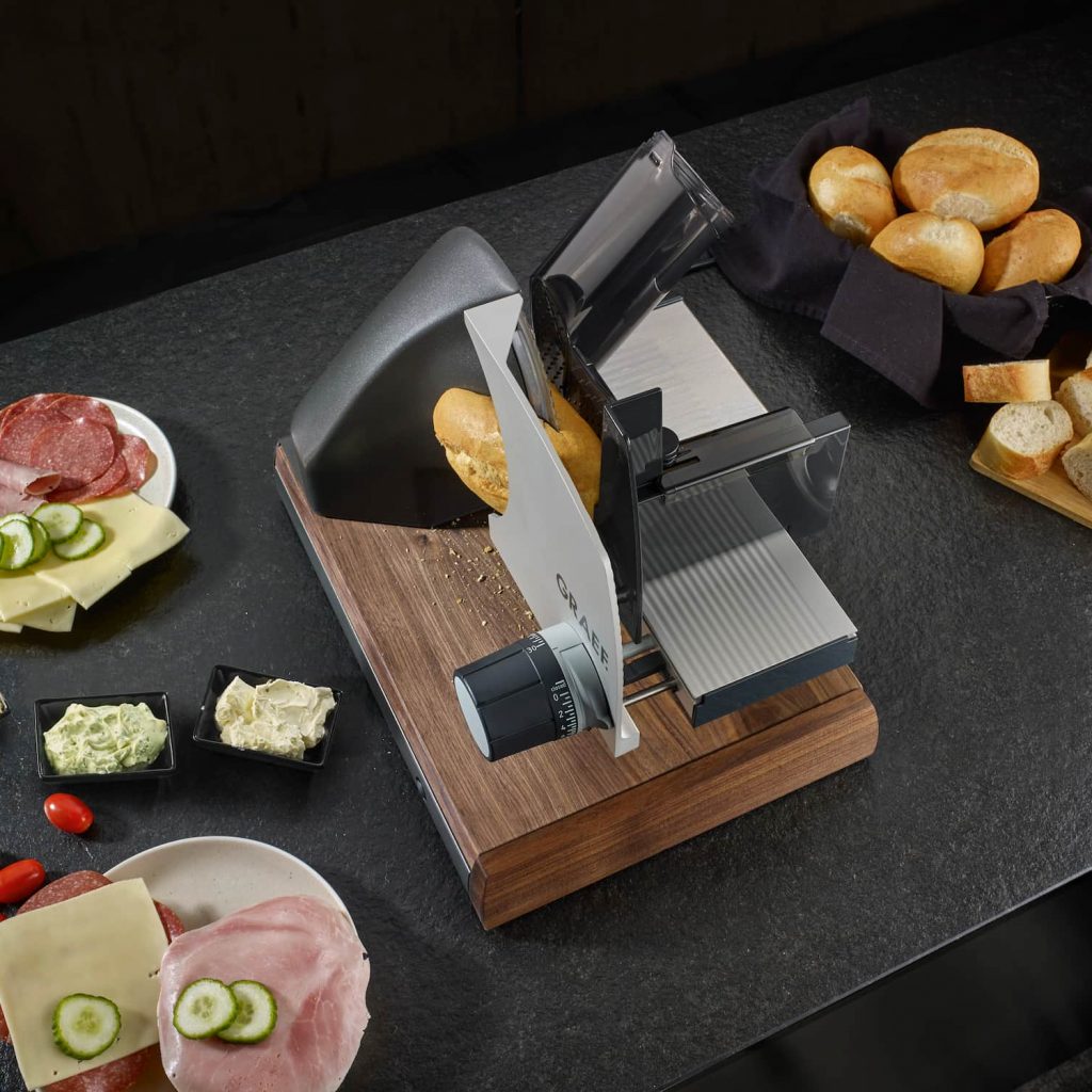 Als Manifestation der Marken-DNA im Schneidesegment bringt Graef jetzt im umsatzstärksten, 4. Quartal ein neues Allesschneider-Highlight auf den Markt: die „ICONIC23“.