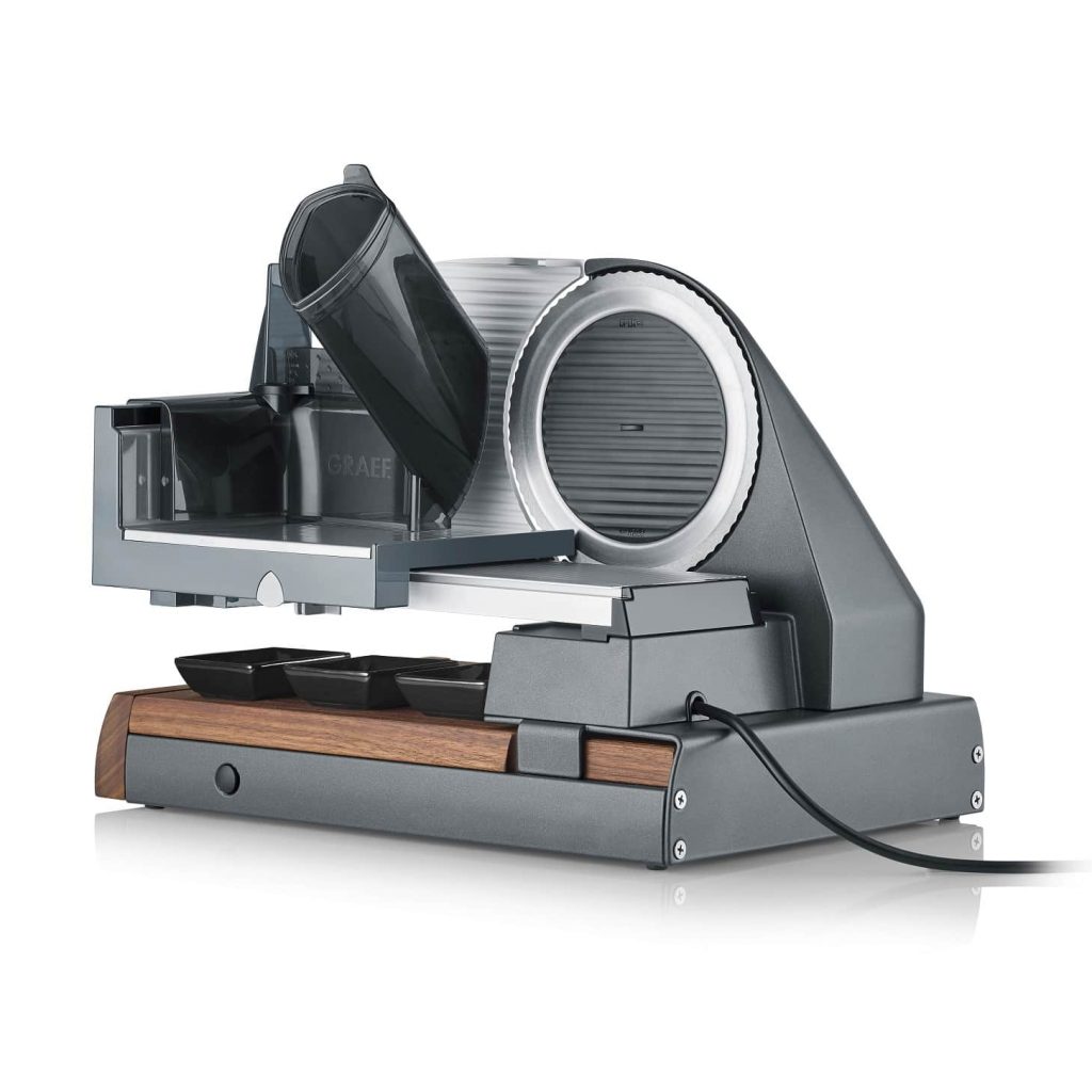 Ein flüsterleiser Kondensatormotor und stufenlose Schnittstärkeneinstellung von 0–30 mm versprechen ein einmaliges Schneideerlebnis.