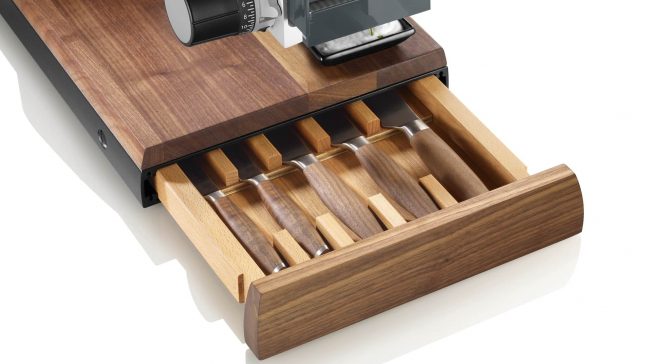 Ein besonderes Feature ist die integrierte Messerschublade, in der Küchenmesser sicher und schnell griffbereit aufbewahrt werden können.