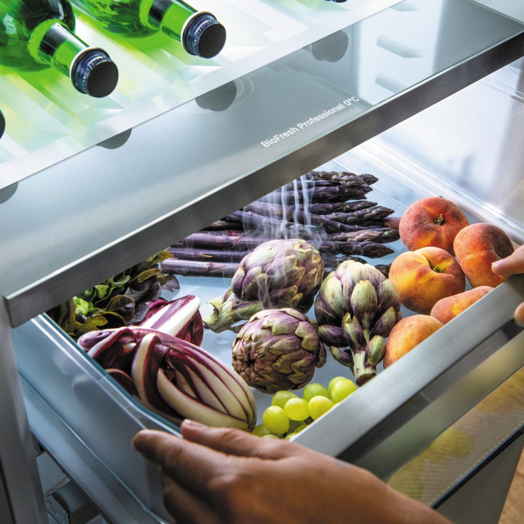 Die HydroBreeze-Technologie: Öffnet man die oberste Kühlschrankschublade, legt sich kalter Frischenebel über das darin befindliche Obst und Gemüse. Der Nebel verbessert die Struktur von Obst und Gemüse.