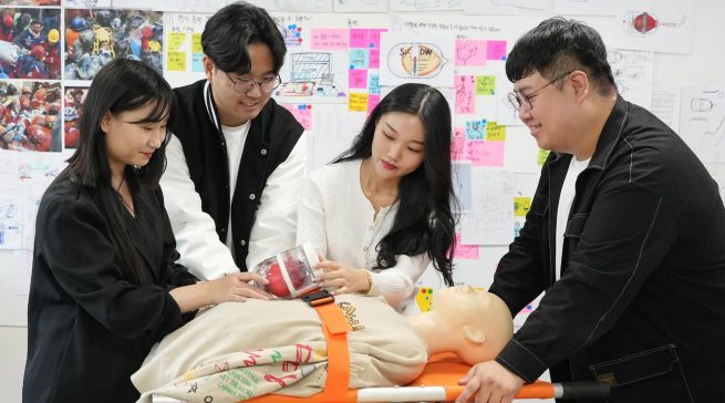 The Golden Capsule, ein Infusionsgerät für den Einsatz in Katastrophengebieten gewinnt den James Dyson Award international.