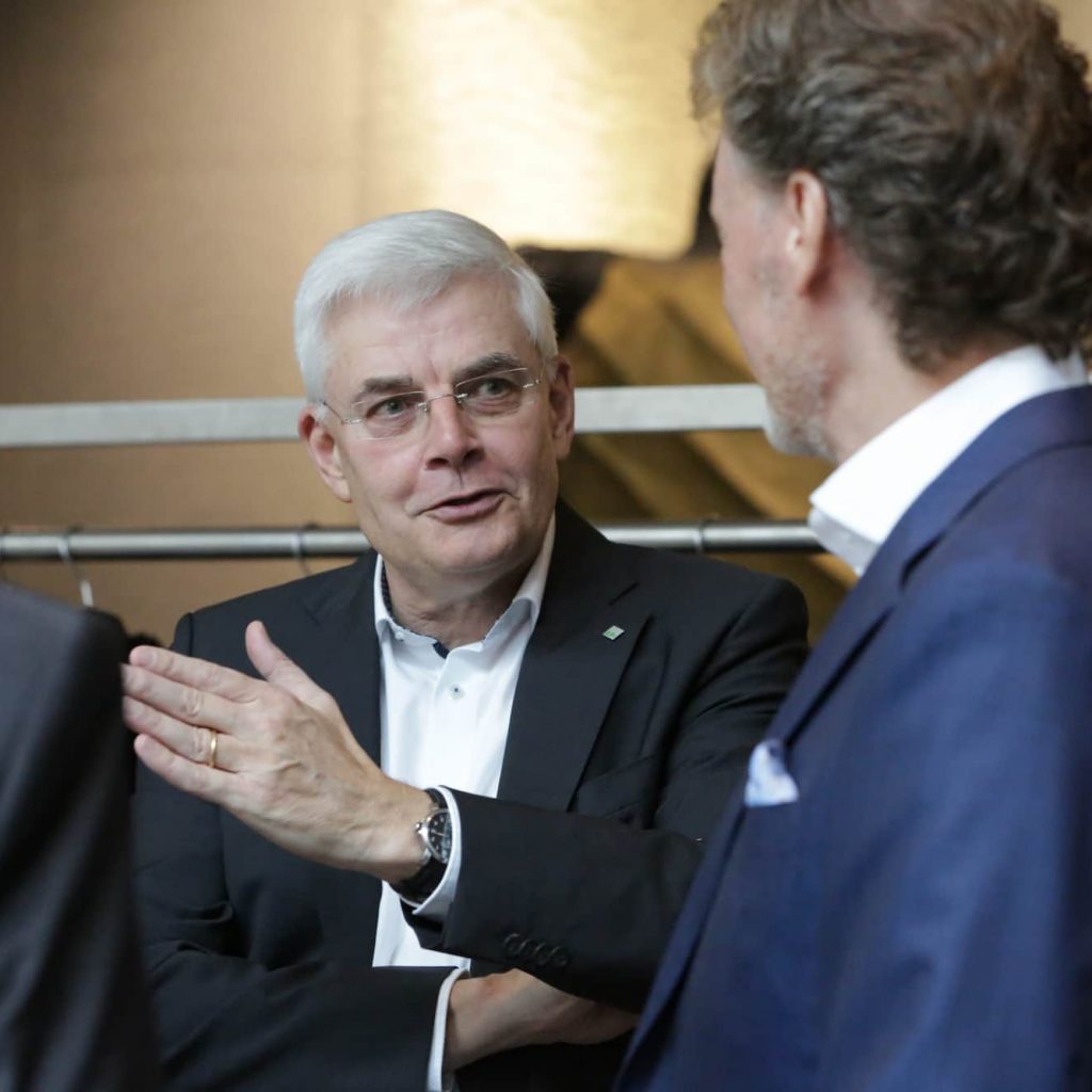 ElectronicPartner Vorstand Karl Trautmann im Gespräch mit Industriepartnern wie Bernhard Hörsch, Commercial Director Sales bei Miele (rechts).