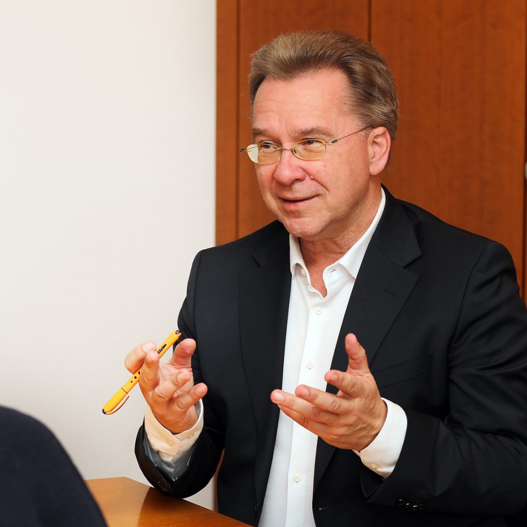 Im infoboard.de Interview lässt Benedict Kober, Sprecher des Vorstands von Euronics Deutschland, keine Frage unbeantwortet.