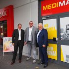 Medimax Regionalleiter Frank Ternieden (links) und Torsten Schimkowiak, Leiter Vertrieb ElectronicPartner (rechts) gratulieren Franchisepartner Marko Schulze (Mitte) zur gelungenen Neueröffnung.