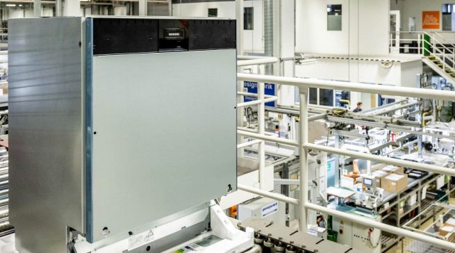 Mit CO2-reduziertem Edelstahl: Geschirrspüler im BSH-Werk Dillingen.