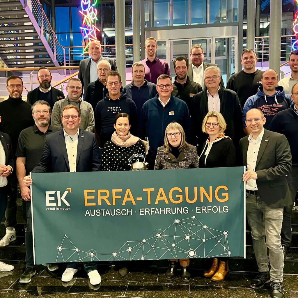 Die küchenplus-Händler der EK zu Gast beim Küchenhersteller Häcker in Rödinghausen. Vordere Reihe, 2. v.l.: Dr. Joyce Gesing (Severin).