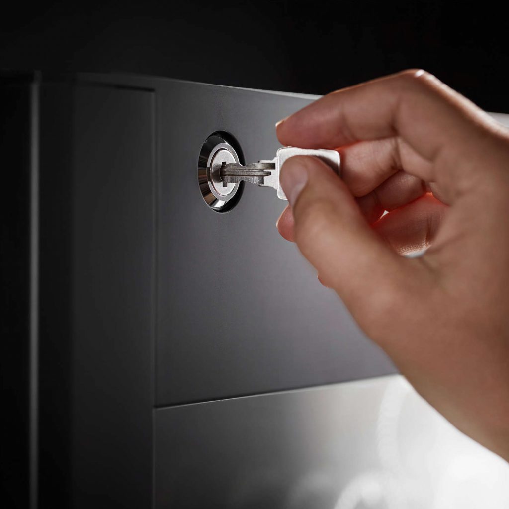 Damit keine Unbefugten vorzeitig die edlen Tropfen öffnen: Die GrandCru-Weinlagerschränke sind zugleich ein Weinsafe.