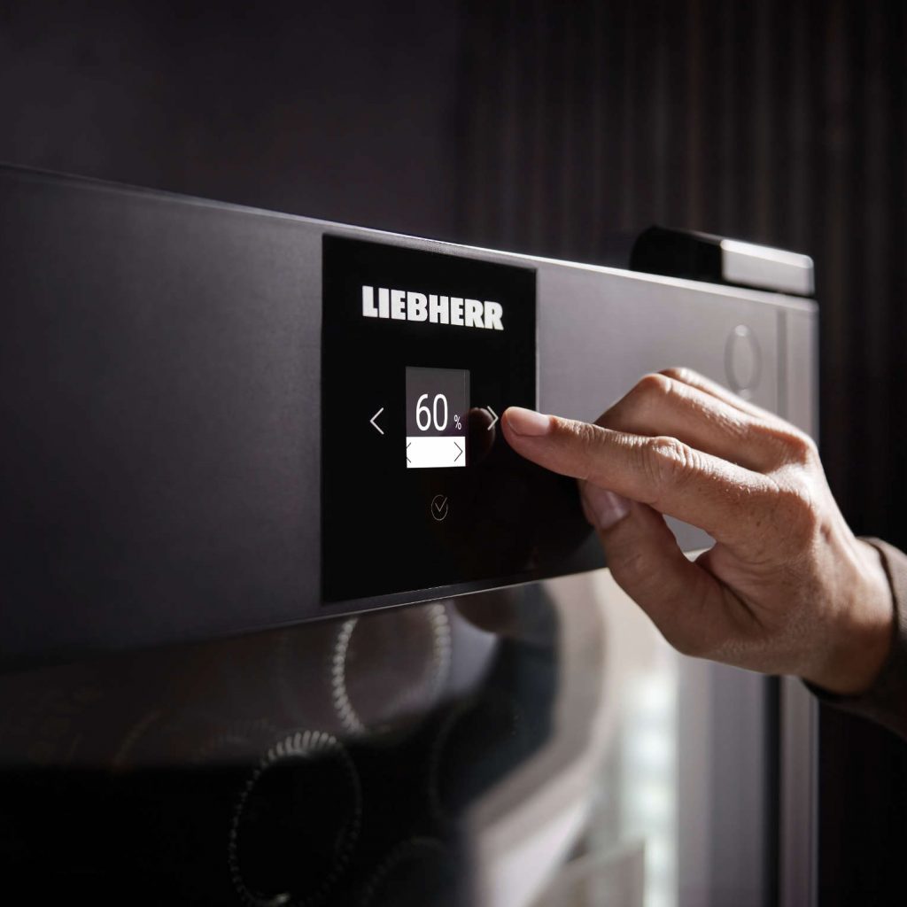 Eine präzise elektronische Steuerung in allen GrandCru-Weinlagerschränken gewährleistet die konstante Einhaltung der zwischen +5°C bis +20 °C einstellbaren Temperatur, die mühelos über das Touch-Display eingerichtet werden kann.