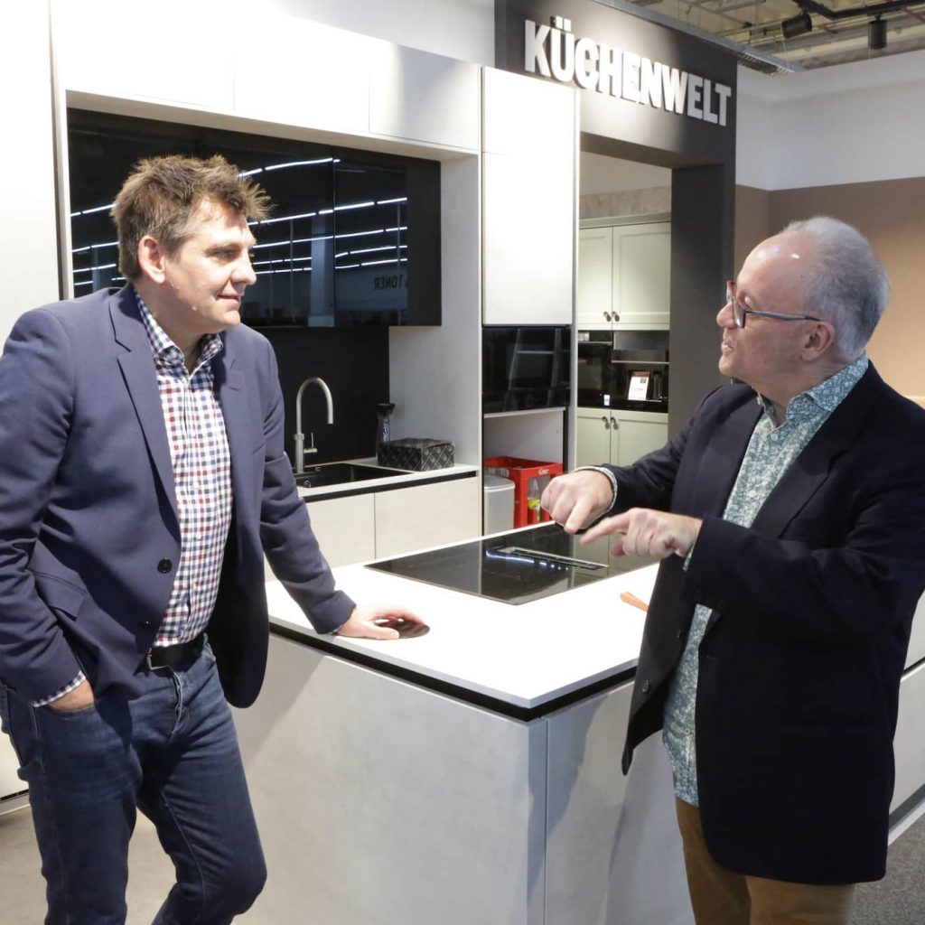 Ralf Gassner und Matthias M. Machan in der neuen Küchenwelt von Medimax Dortmund.