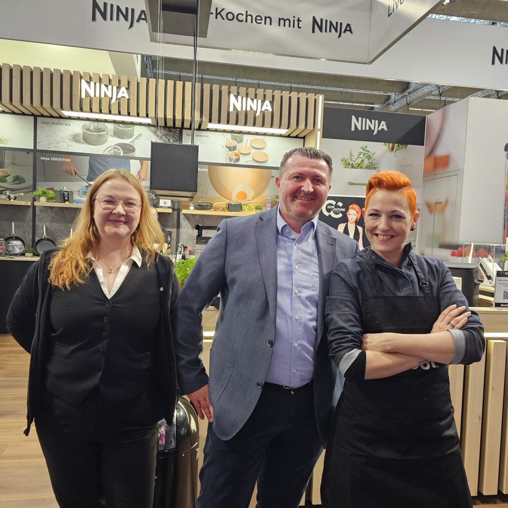 Tatjana Gossen (Lead Product Trainer), Michael Maier (Managing Director D/A/CH) und Meta Hiltebrand von Cook Couture freuen sich über den neuen Messeauftritt auf der Ambiente. Foto: Gabriel Wagner