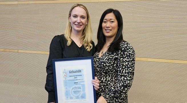 Franziska Graef und Johanna Graef-Krengel freuen sich über ihre Urkunde.